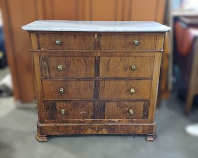 une petite commode en bois avec dessus en marbre