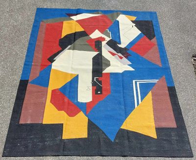 un grand tapis sur lequel est représentée une femme