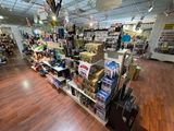 un magasin avec beaucoup d'articles sur les étagères
