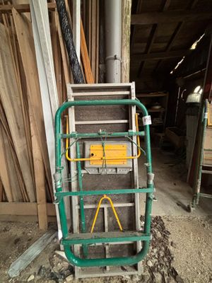 une échelle posée au milieu d'un tas de bois