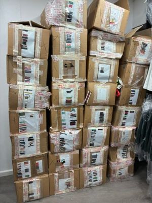 une grande pile de cartons empilés les uns sur les autres