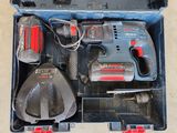 une boîte contenant des outils posée sur le sol