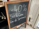 un tableau noir sur lequel est inscrit un prix, devant une porte
