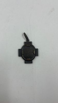 un petit objet noir sur une surface blanche