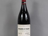 une bouteille de vin posée sur une table