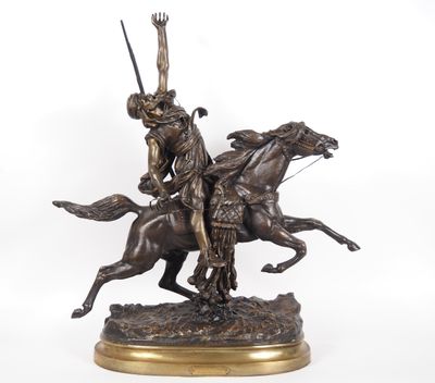 statue d'un homme à cheval, une lance posée sur la tête
