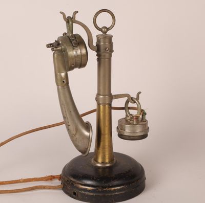 Téléphone mobile à socle rond en bois noirci, avec colonne e…