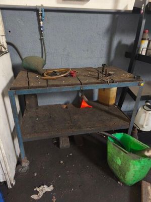 une image d'un établi avec des outils dessus