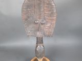une image d'une sculpture en bois représentant un oiseau sur un support