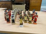 un grand nombre de figurines sur une table