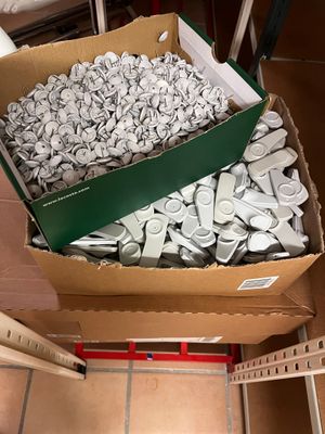 une boîte en carton remplie d'une multitude d'objets de toutes sortes