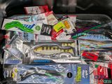 de nombreux types différents de leurres de pêche dans un récipient