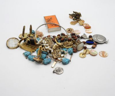 une pile de bijoux assortis sur une surface blanche