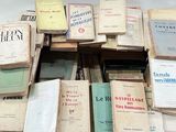 plusieurs livres empilés sur une table