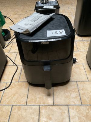 une poubelle posée par terre à côté d'une autre poubelle