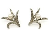 une photo d'une paire de boucles d'oreilles ornées de perles et de diamants