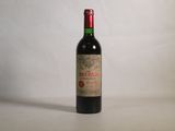 une bouteille de vin posée sur une table