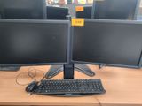 deux écrans d'ordinateur et un clavier posés sur le bureau