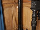 une lampe surmontée d'un vase