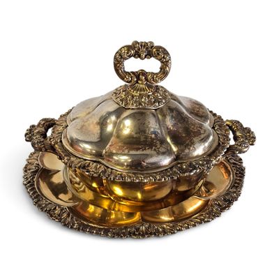 un plat ancien en argent, muni d'un couvercle bombé et orné de motifs élaborés