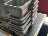 une pile de casseroles posée sur une table