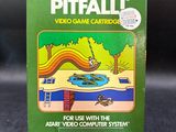 une image représentant une boîte de cartouches de jeux vidéo posée sur une table