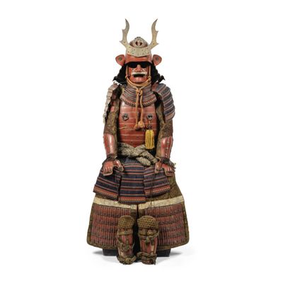une statue représentant un homme vêtu d'un costume de samouraï et muni de cornes