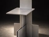 une image représentant une table et une chaise dans une pièce sombre