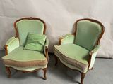 deux chaises vertes avec des coussins, placées l'une à côté de l'autre