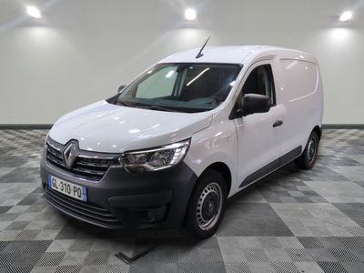 la camionnette blanche est garée sur le sol en damier d'une pièce