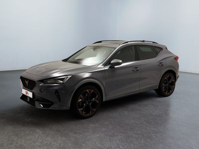une voiture grise garée dans une pièce au sol noir