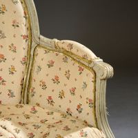 Fauteuil médaillon en hêtre laqué gris. (photo 3)