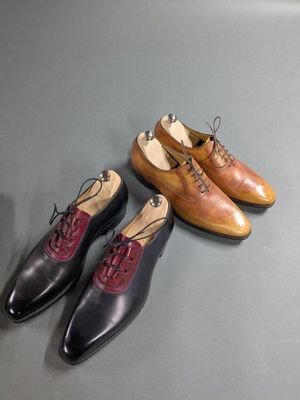 CARLOS SANTOS Deux paires de souliers homme en cuir, pointur…