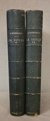 deux livres posés l'un à côté de l'autre sur une table