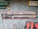 une paire de chaussures posée par terre à côté d'une paire d'outils