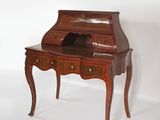 un petit bureau en bois surmonté d'un miroir
