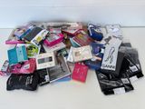 une pile d'objets assortis sur une table