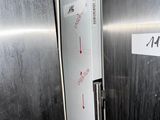 une photo d'un réfrigérateur sur lequel est collé un autocollant