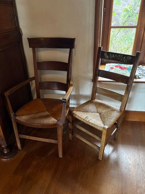 deux chaises en bois assises l'une à côté de l'autre sur un sol en bois dur