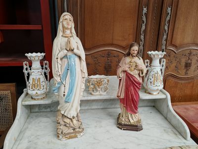 deux statues de Marie et de Jésus posées sur une table