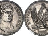 Gros plan sur une pièce de monnaie ornée d'un aigle