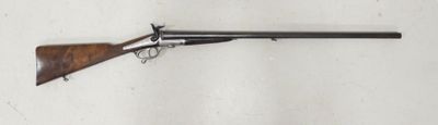 un fusil accroché au mur, muni d'une crosse en bois
