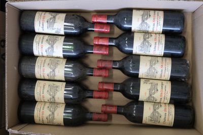 six bouteilles de vin dans un carton sur une table