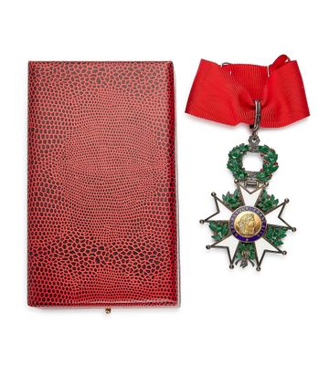 une image représentant un livre rouge orné d'une médaille et d'un ruban rouge