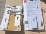une boîte sur laquelle se trouve une sorte de poignée de porte