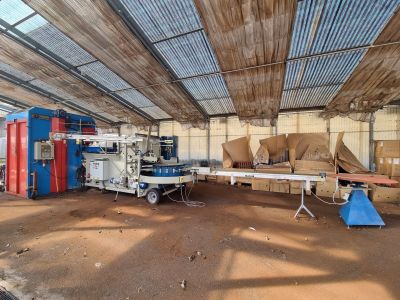 une machine qui fonctionne à l'intérieur d'un bâtiment