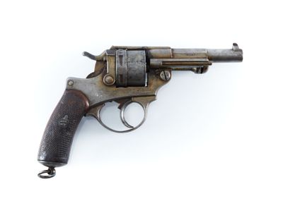 gros plan d'un revolver sur une surface blanche