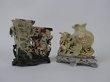 deux vases posés sur un socle