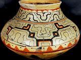 un vase orné d'un motif sur fond noir