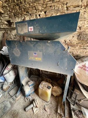 une machine qui se trouve dans le coin d'une pièce